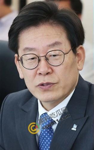 韩国女星【金富善】爆料老公【李在明】婚内出轨：小三身材爆炸，黑丝翘臀，淫声浪语求插，爽得高潮连连