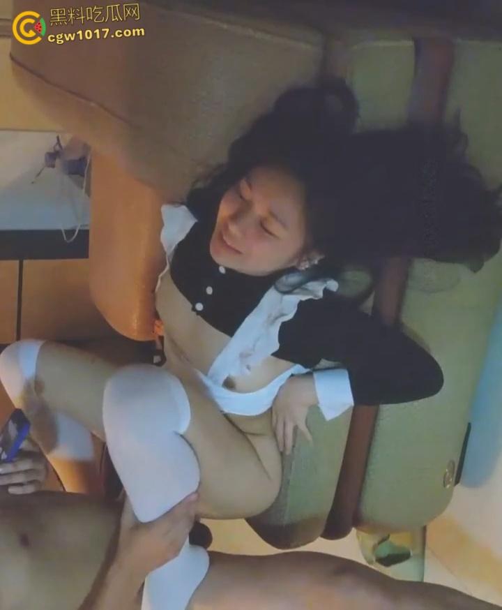 宁夏银川长腿美女【郝丹】,身材火辣性感,白丝美腿女仆制服,沙发无套轻操慢插嫩穴,全程娇喘连连 !-8