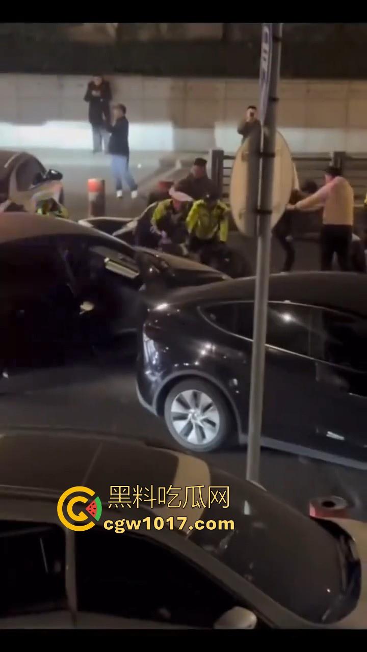 江苏徐州鬼火少年大战交通警察,深夜埋伏公路拦截,又打又逃像是gta5一样,可惜了这么多精神小伙没了战马!-4