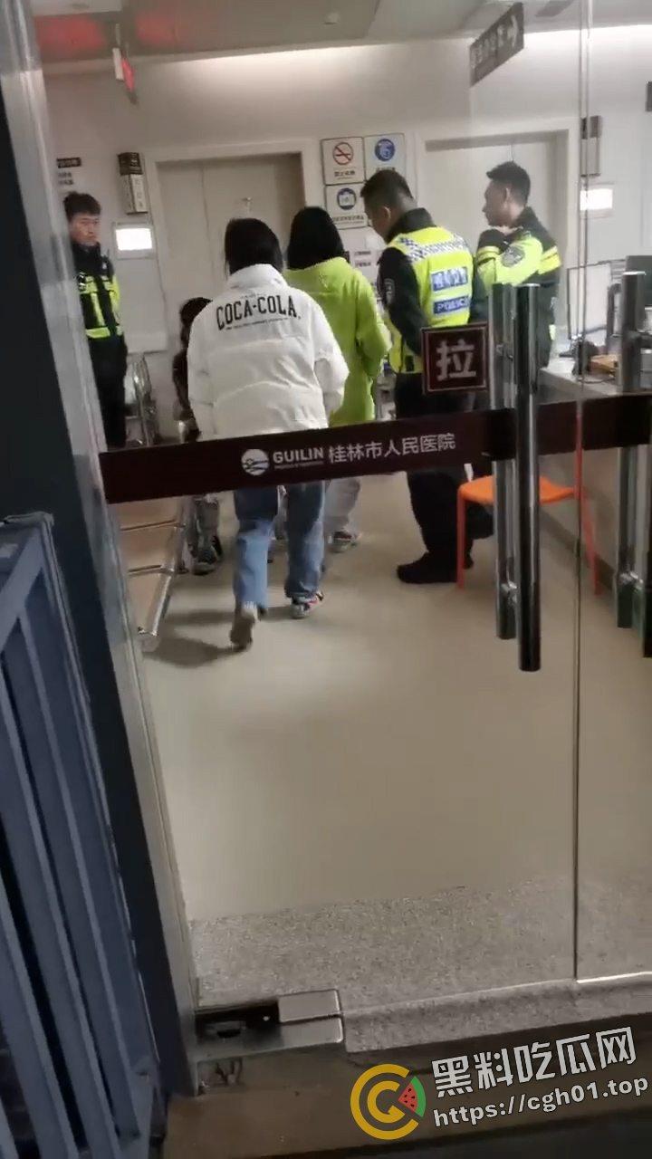 桂林野仔半夜飙车 把路人小腿撞断后没钱赔 有钱买鬼火 没钱擦屁股 现场血腥视频流出-5