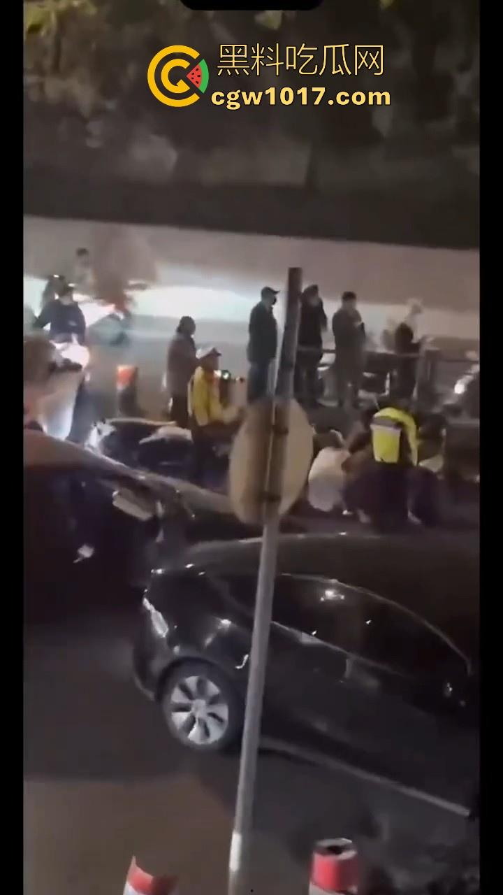 江苏徐州鬼火少年大战交通警察,深夜埋伏公路拦截,又打又逃像是gta5一样,可惜了这么多精神小伙没了战马!-9