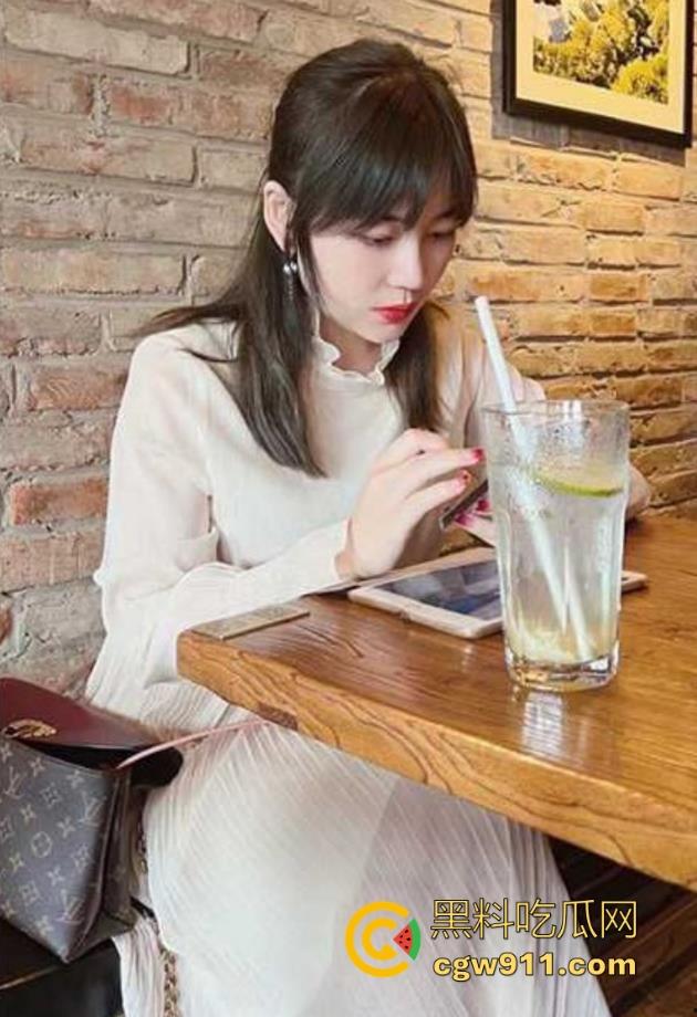 广州工商银行职员【蔡梦】利用身体上位,敬业金融女出卖身体勾搭老总,变身人肉榨精机混圈子!-2