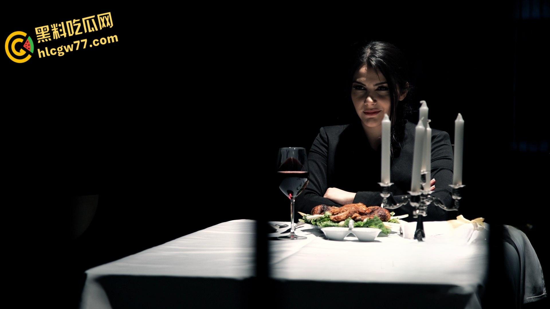 意大利性感典狱长【Valentina】肥臀炸裂，私会囚犯狂飙禁忌乱交，欲火滔天爽到灵魂出窍！