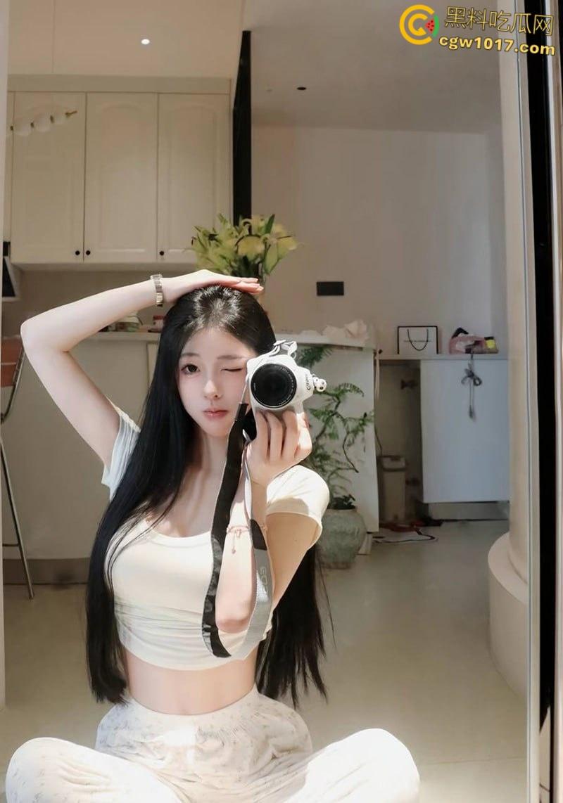 义乌抖音网红【小棉】,大尺度制服私拍流出,高颜甜妹揉乳扣穴,自慰娇喘白浆四溢,反差骚劲爆棚!-3