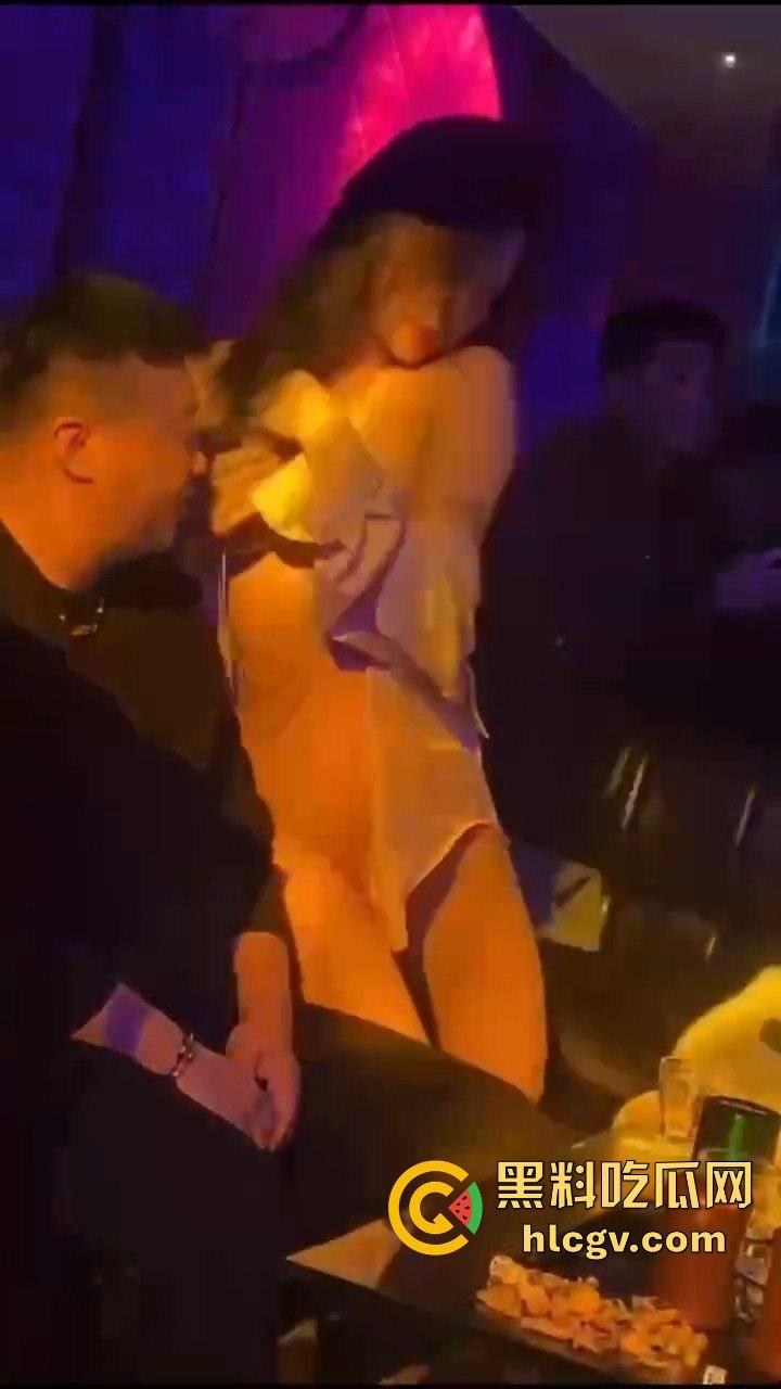 几兄弟酒吧实战，兄弟被妹子逼都蹭脸上了不敢动手！另一边恨不得长两嘴，轮番亲到脸上满是口水！