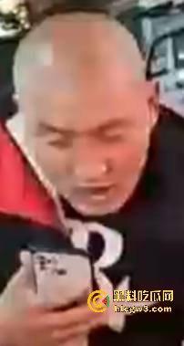 广西R星光头佬暴揍醉汉 战力爆表骑身上拍照羞辱，还问对方屌不屌，R星出品果然精品！