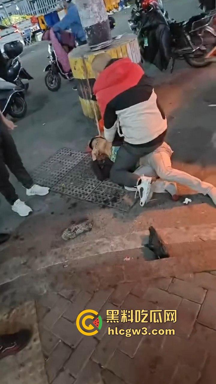 广西R星光头佬暴揍醉汉 战力爆表骑身上拍照羞辱,还问对方屌不屌,R星出品果然精品!-2