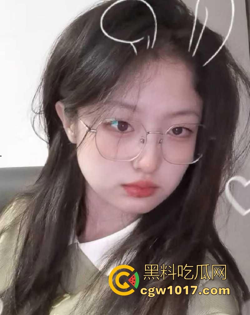 武汉师范学院反差母狗【李慧】每日自慰淫照献主人,哀求主人临幸露脸撅臀挨操,十个眼镜久个骚,还有一个特别骚!-4