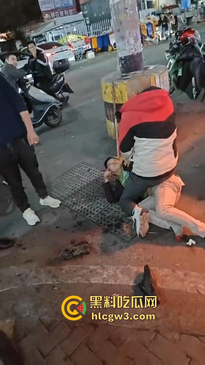 广西R星光头佬暴揍醉汉 战力爆表骑身上拍照羞辱,还问对方屌不屌,R星出品果然精品!-3