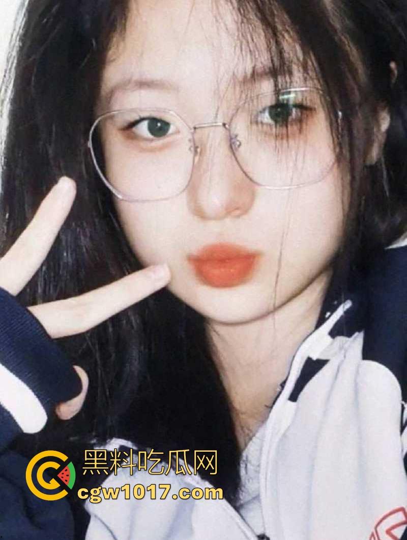 武汉师范学院反差母狗【李慧】每日自慰淫照献主人,哀求主人临幸露脸撅臀挨操,十个眼镜久个骚,还有一个特别骚!-5