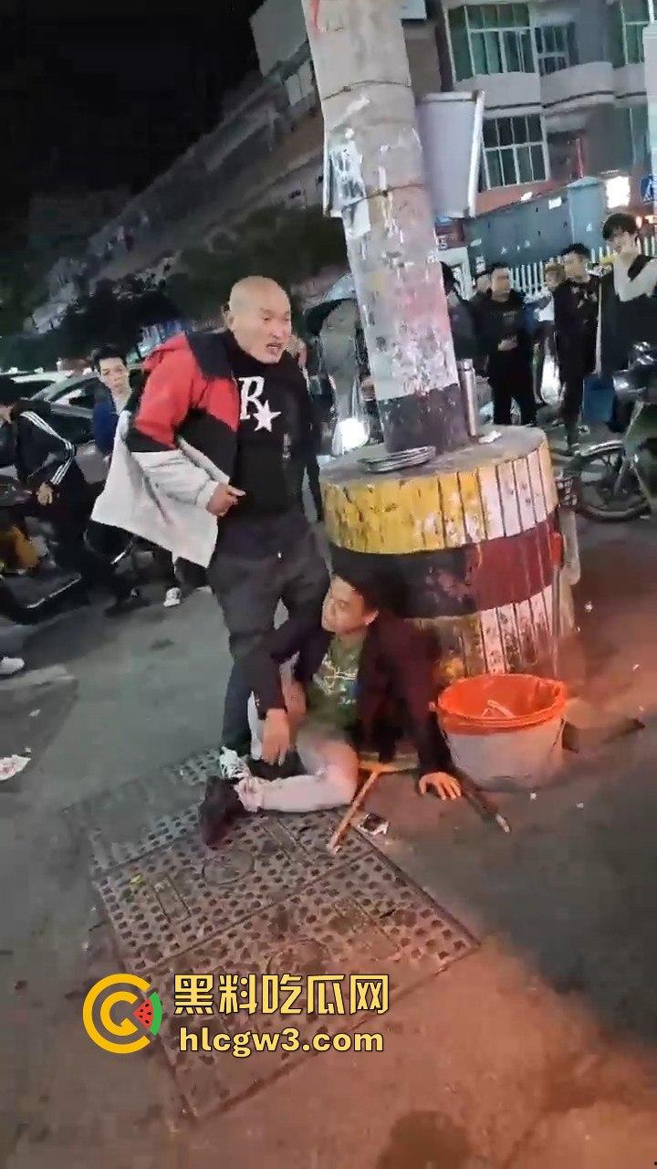 广西R星光头佬暴揍醉汉 战力爆表骑身上拍照羞辱,还问对方屌不屌,R星出品果然精品!-4