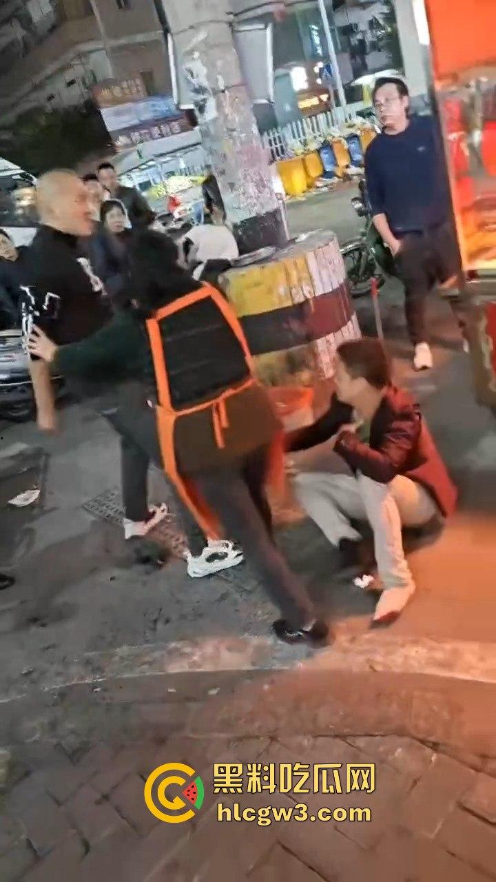 广西R星光头佬暴揍醉汉 战力爆表骑身上拍照羞辱,还问对方屌不屌,R星出品果然精品!-6