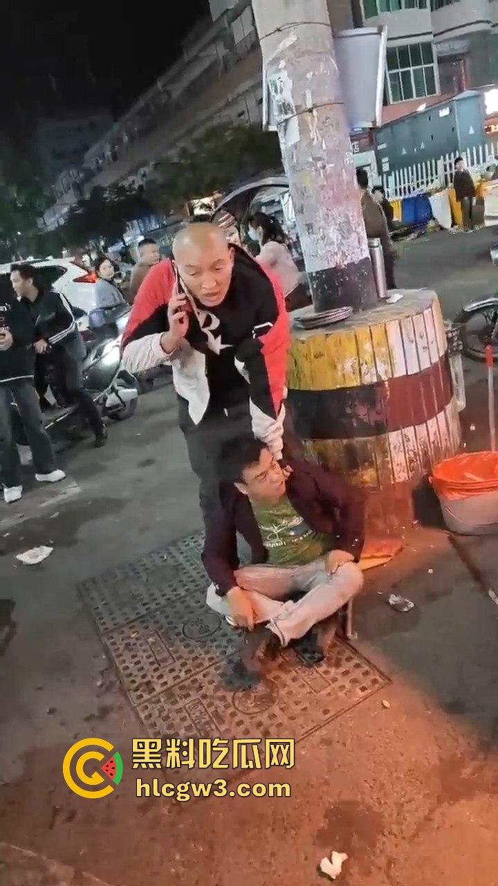 广西R星光头佬暴揍醉汉 战力爆表骑身上拍照羞辱,还问对方屌不屌,R星出品果然精品!-7