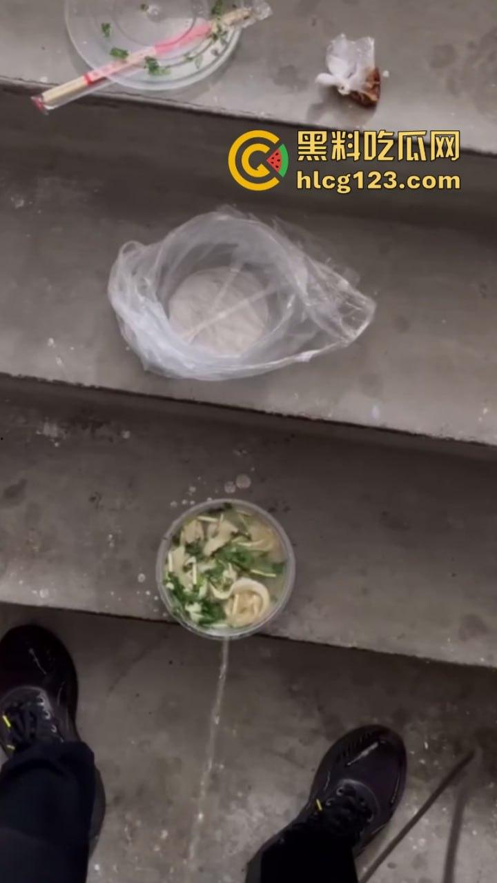 济南惊现黄汤馄饨!原是外卖员为报复顾客往餐中小便 还向里面吐口水-7