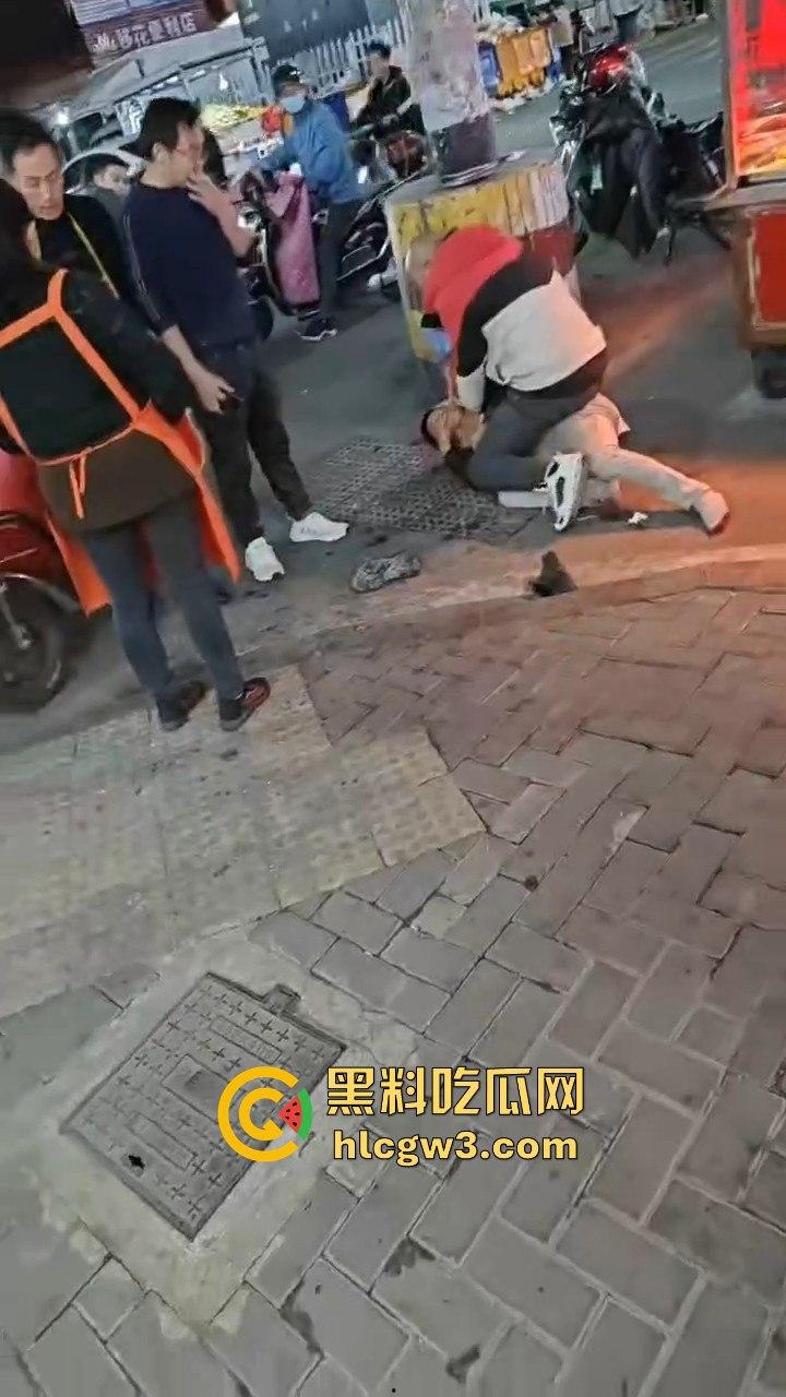 广西R星光头佬暴揍醉汉 战力爆表骑身上拍照羞辱,还问对方屌不屌,R星出品果然精品!-9