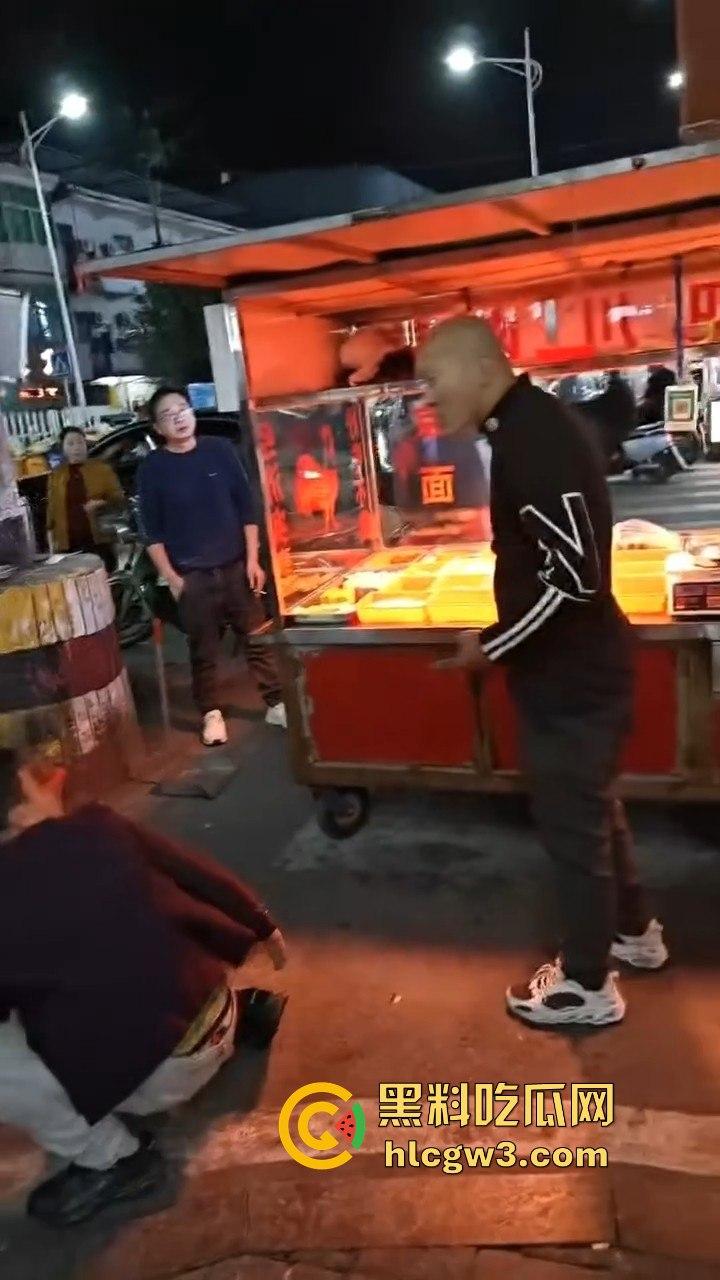 广西R星光头佬暴揍醉汉 战力爆表骑身上拍照羞辱,还问对方屌不屌,R星出品果然精品!-10