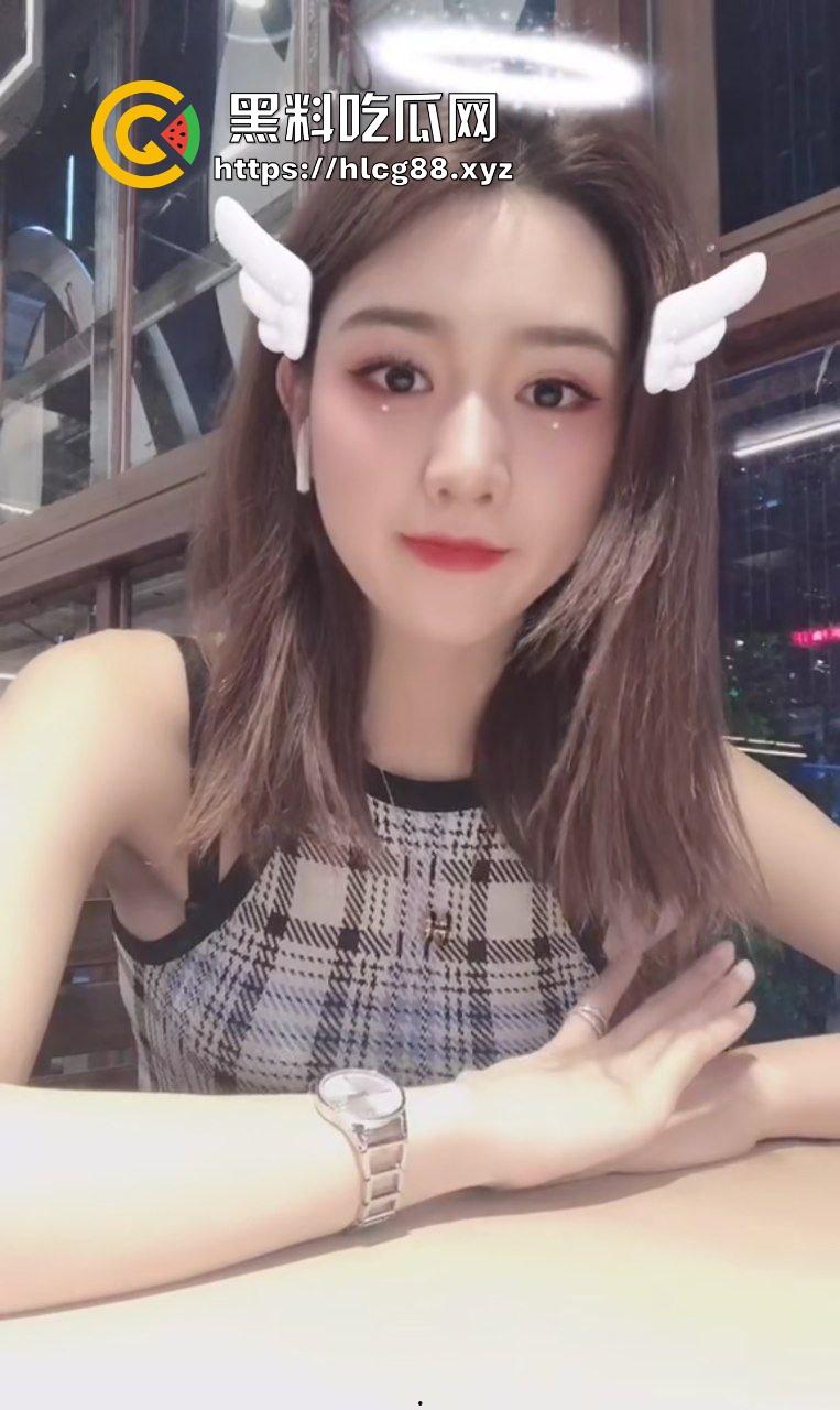 抖音御姐型少妇骚鸡【嘻嘻邓】都结婚带娃了还不忘老本行,30万粉丝背后竟是鸡婆榨精机器!-3