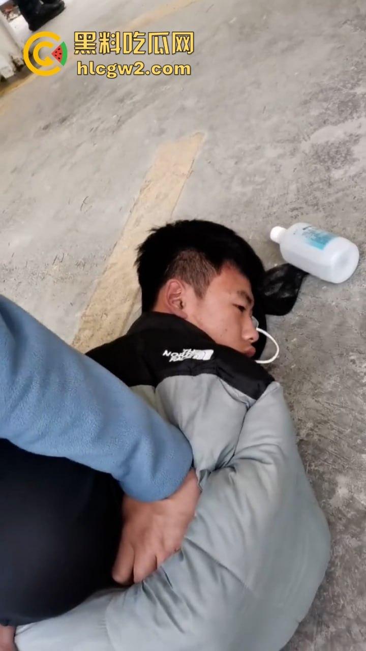 山东淄博小伙偷宝马车被车主发现当街扣押 年纪轻轻就在警局记录在册了