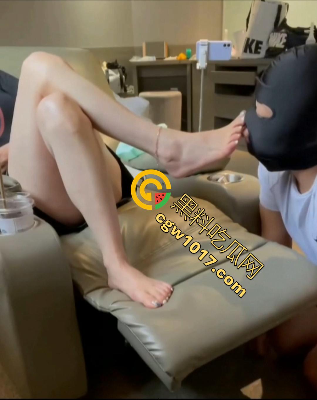 【艾彩女王】最新原创调教男奴!高跟踩脸,舌头清洗脚趾 男奴舔到射精求女王放过!-2