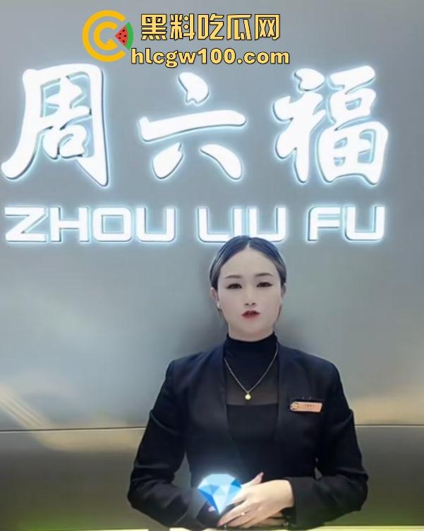 经济萧条珠宝销售卷疯了,周六福销售全裸卖珠宝,胸前两个钻石贴画遮羞,这销冠要是拿不到只能怪本钱太小!-7