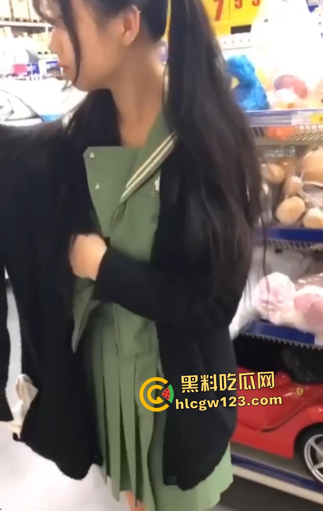 浆果儿户外露炸裂！公园和超市裸露掀裙子差点被老头看到，回家给大叔口交！-2