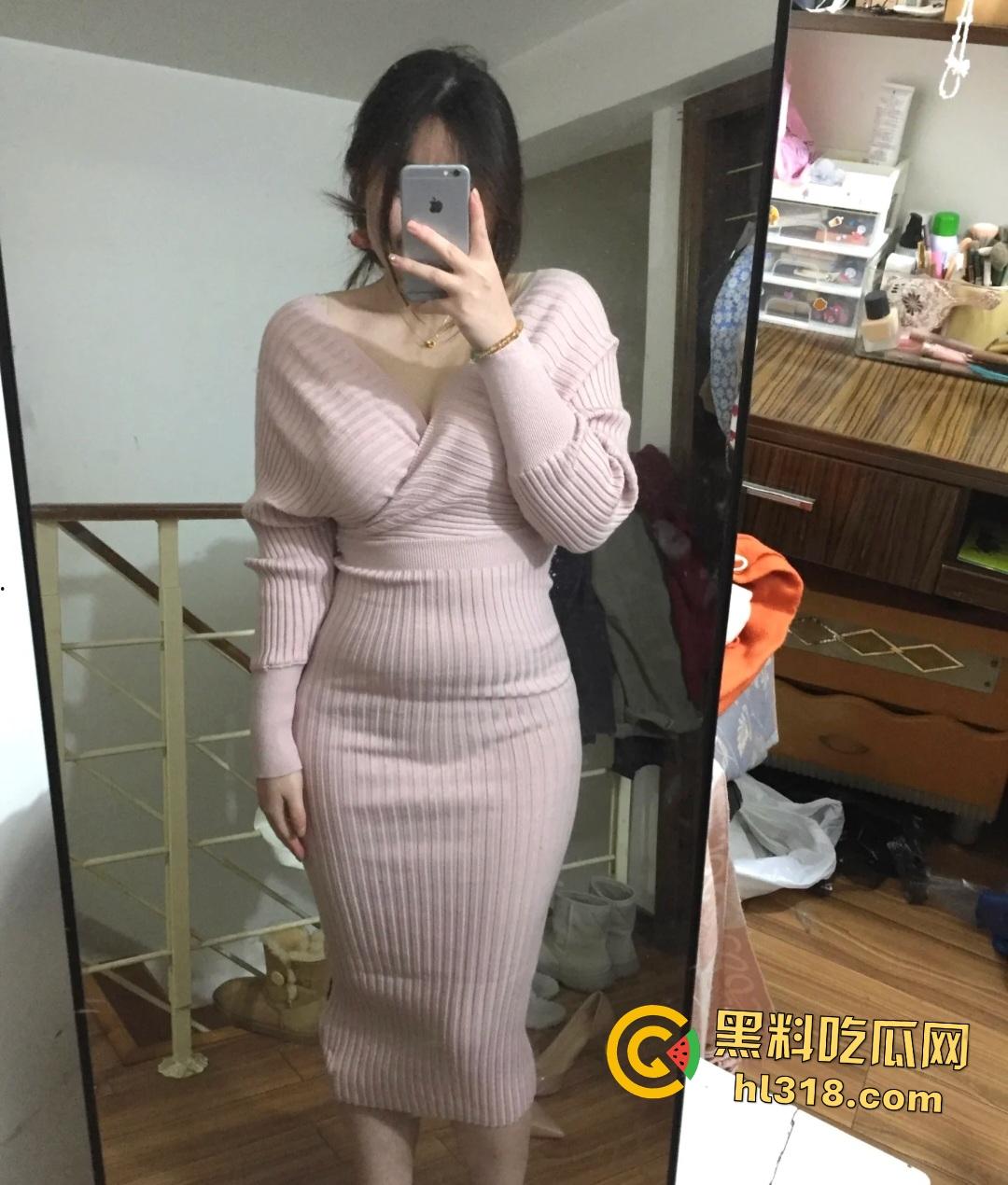 极品女神变反差婊母狗被大神鸡巴狂操，皮鞭抽屁股，让其舔脚趾！拍摄一直捂脸，都是母狗了还怕露脸？