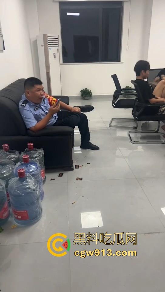 湖北武汉精神小伙和精神小妹，霸凌一个未成年女生，满18还敢造次？这种就应该抓进去关几天！-13