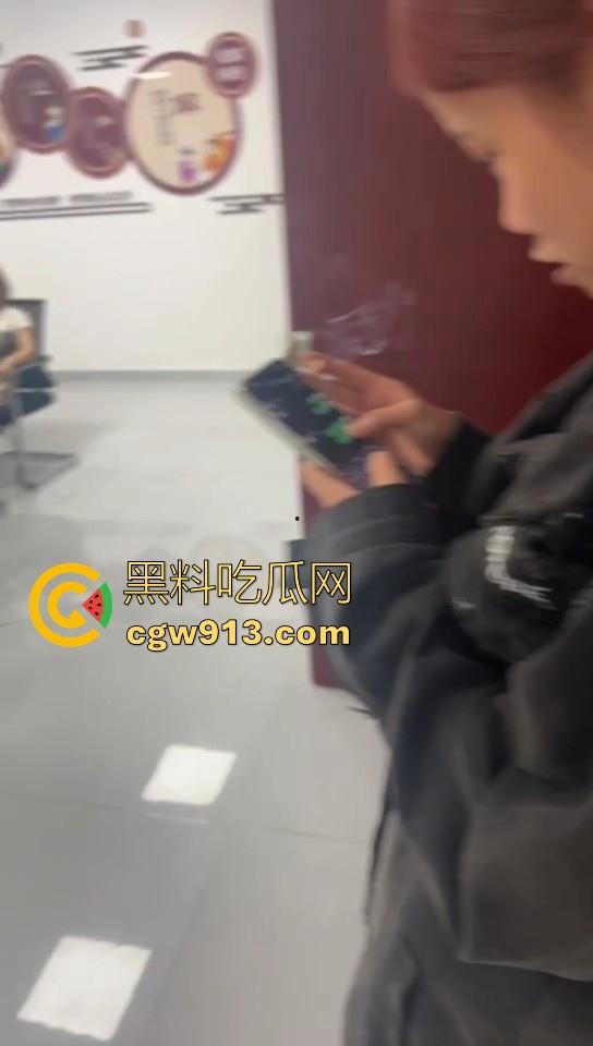 湖北武汉精神小伙和精神小妹，霸凌一个未成年女生，满18还敢造次？这种就应该抓进去关几天！-14