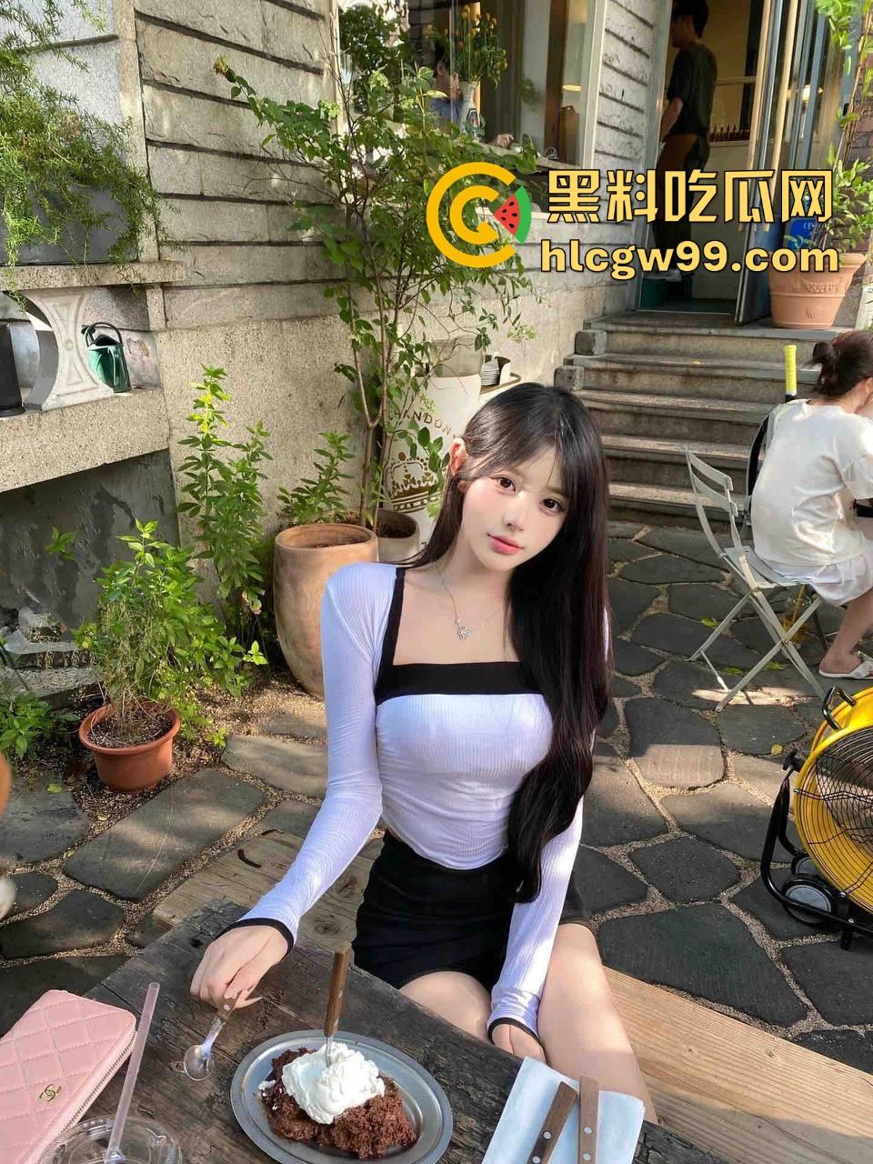 上海宏瑞基商场奈雪门口上演野战教学,小情侣裤子脱一点直接坐上去猛摇,摇摆姿势辣眼睛,刺激拉满!-4