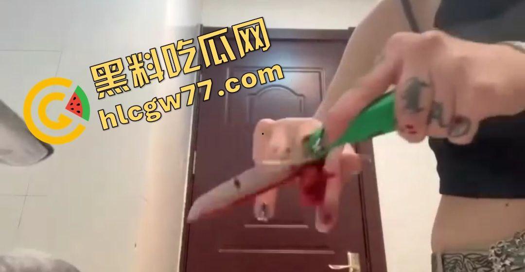 精神小妹为劈腿男友自残！闺蜜背叛，手起刀落中指断，全程一声没叫！