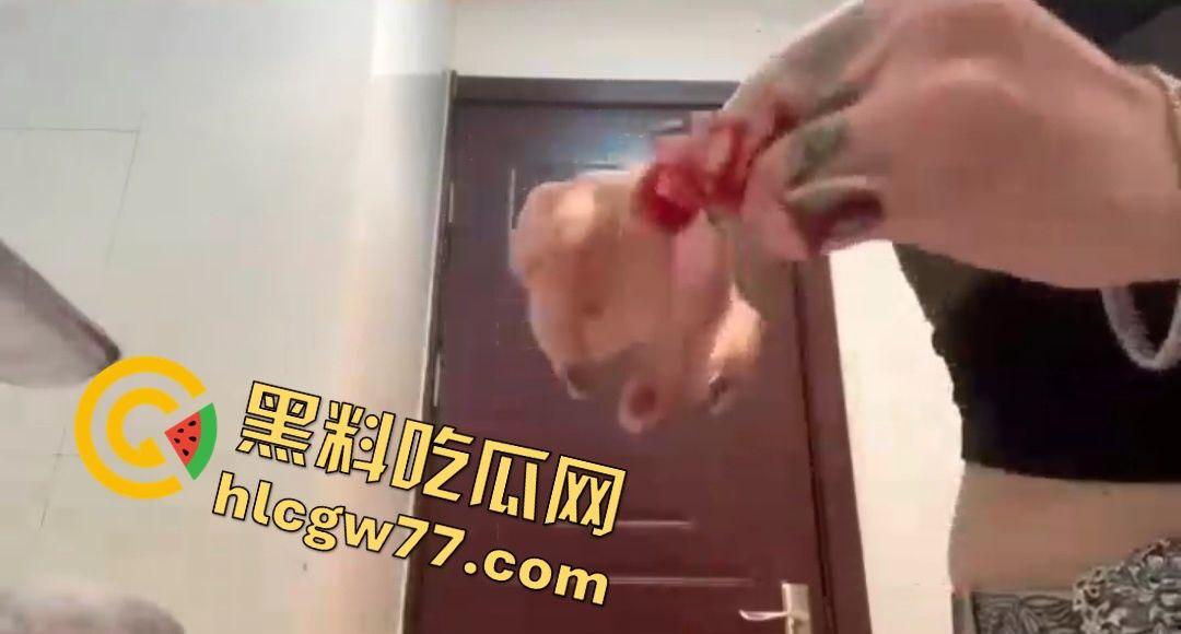 精神小妹为劈腿男友自残!闺蜜背叛,手起刀落中指断,全程一声没叫!-3