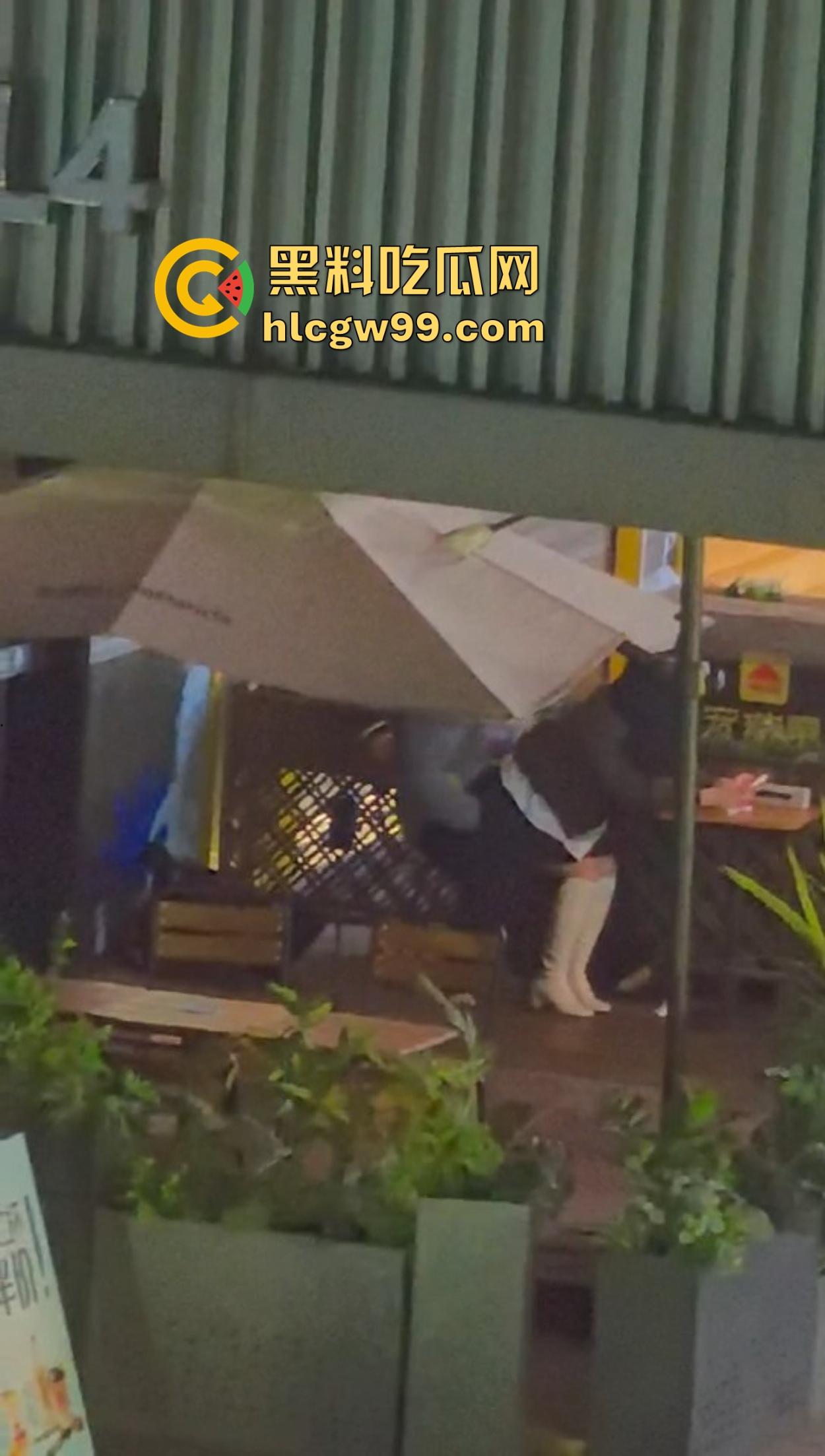 上海宏瑞基商场奈雪门口上演野战教学,小情侣裤子脱一点直接坐上去猛摇,摇摆姿势辣眼睛,刺激拉满!-9