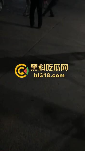 江西樟树精神小伙大火拼！多名男子发生争吵后持刀斗殴，男子被砍到脖子血流一地，真猛啊！-2