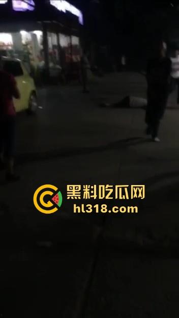 江西樟树精神小伙大火拼！多名男子发生争吵后持刀斗殴，男子被砍到脖子血流一地，真猛啊！-5