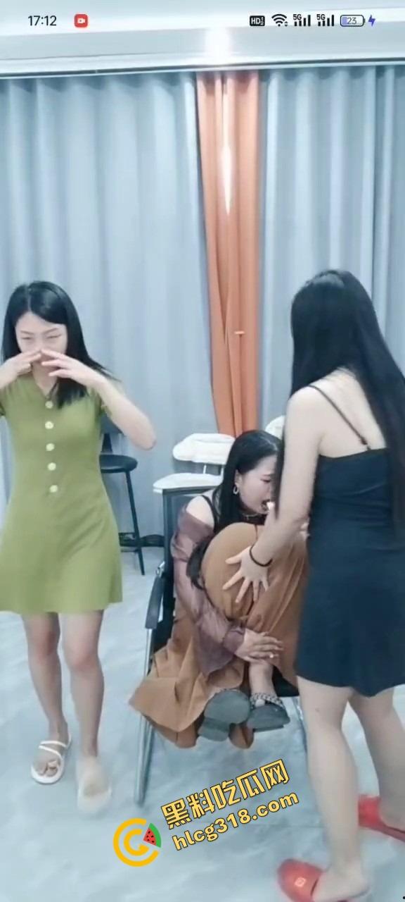 输了游戏的小母狗被嘴里塞纸团,弹弓弹逼暴新玩法?小穴一颤喷水,隔着屏幕都看的人疼!-9