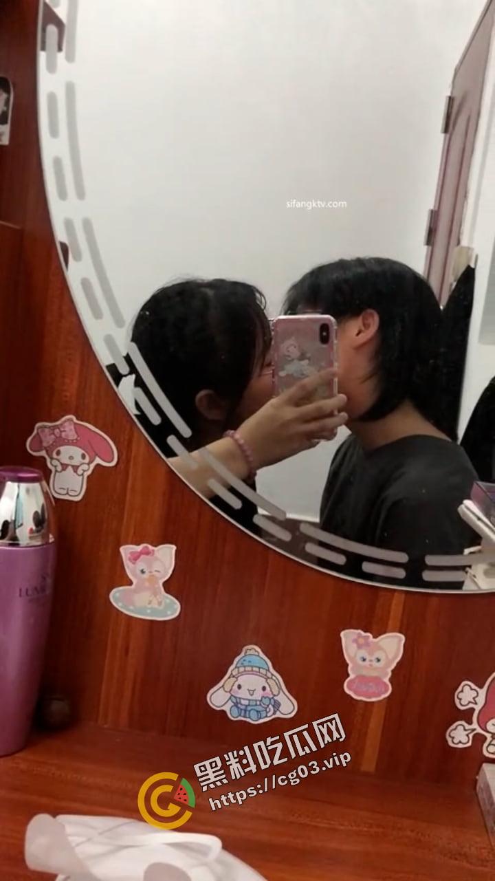 某大学同性恋日常 没鸡巴就用金手指  金手指累了就带着假鸡巴激情做爱