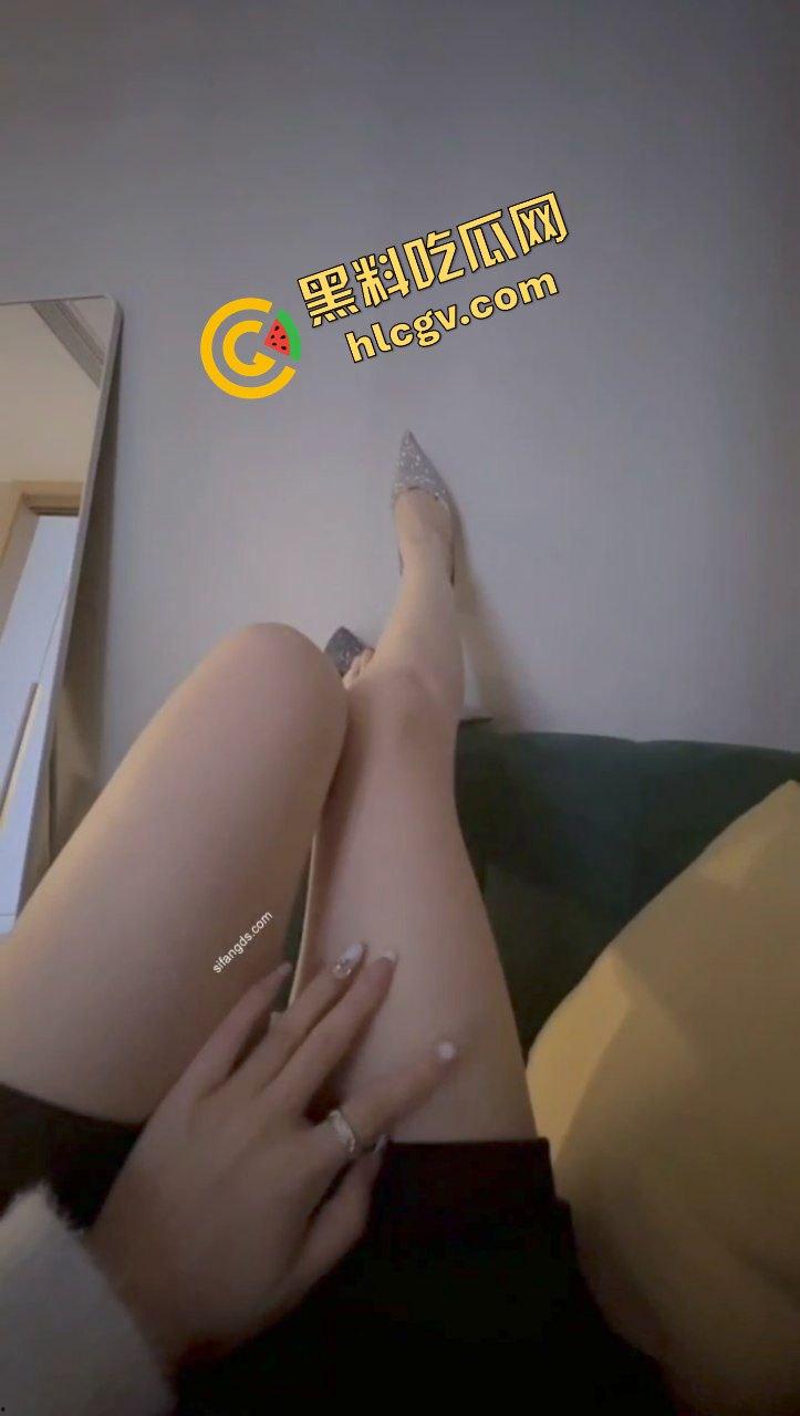 抖音极品女同姐妹网红『饭饭fan』姐妹恋爱 没鸡巴怎么行?与土豪大哥开房双飞 独家曝光!-8