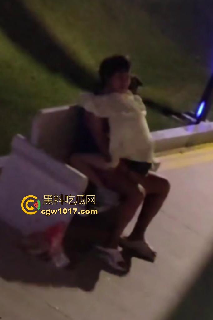 从白天到黑夜,4号楼教学楼户外石椅,校园男女搔痒难耐,穿开裆裤疯狂骑乘!书扔地上,奶子握在手里!-6