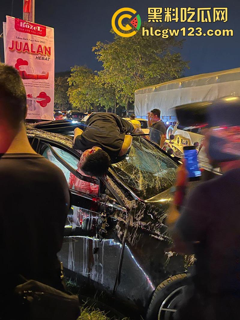 马来西亚血腥车祸现场，华裔驾车相撞导致2死4伤，现场血肉模糊胆小者勿入，现场画面流出！