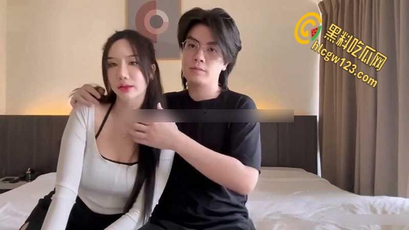 OnlyFans上情侣博主酒店啪啪自拍，女友口交技术一绝，一对车灯大奶十分亮眼