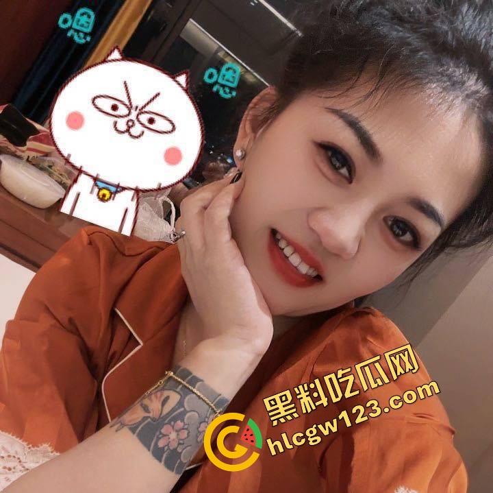 国外高中生是真的开放，骚逼女生摸了摸男友鸡巴就不行了 ，教室桌上趴着操到逼肿站不稳！