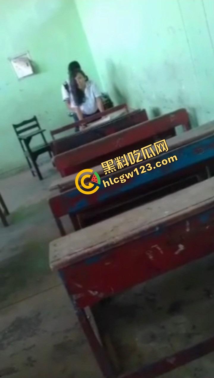 国外高中生是真的开放,骚逼女生摸了摸男友鸡巴就不行了 ,教室桌上趴着操到逼肿站不稳!-4