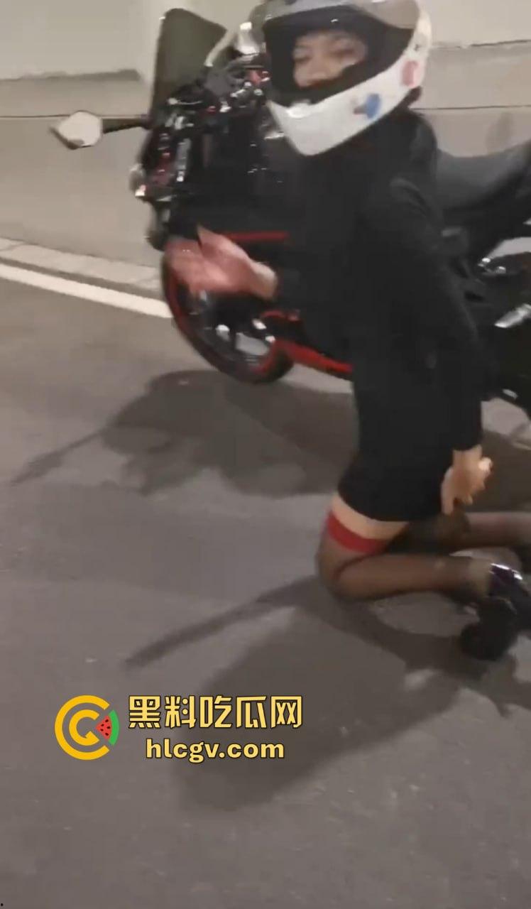 机车媛写真为流量拼命！杜卡迪一震白带外流，跪地当狗摆拍简直骚出新高度！-5