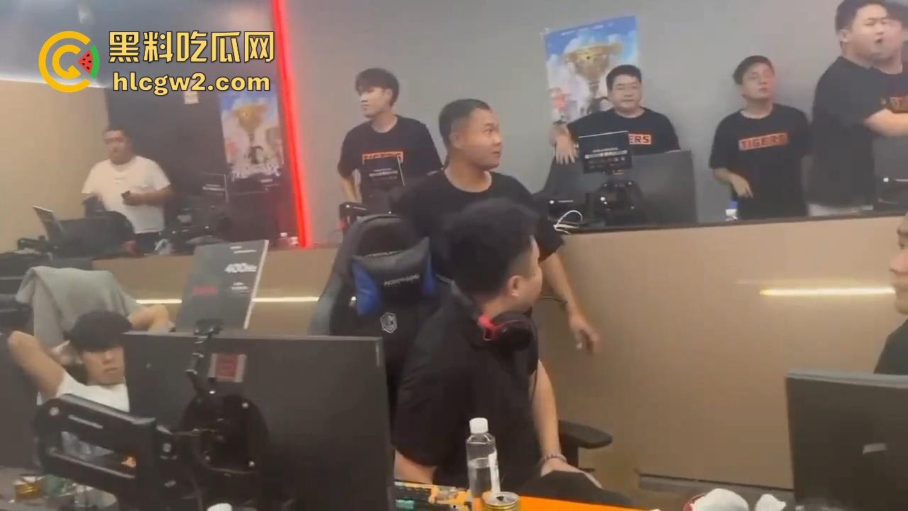 穿越火线百城联赛【TIGERS】打到线下!线上干仗变成现实围殴,现场实战猛干堪比战场!-6