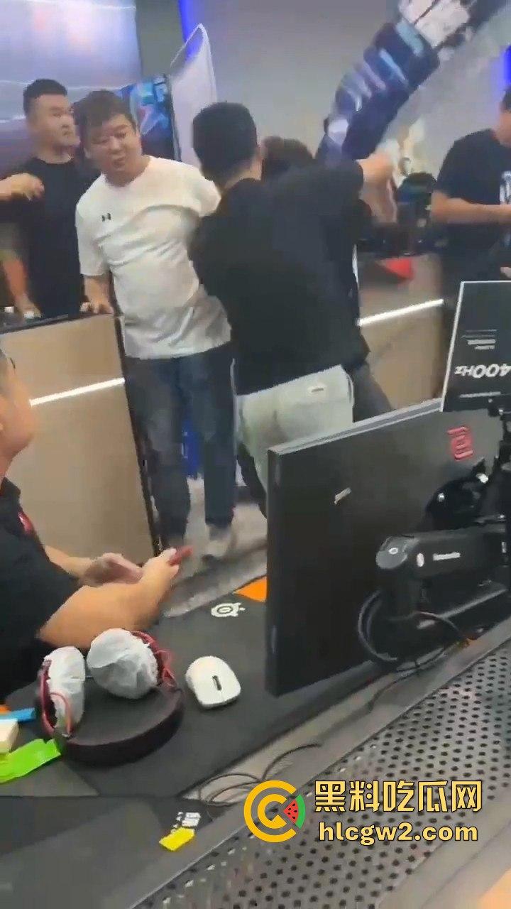 穿越火线百城联赛【TIGERS】打到线下!线上干仗变成现实围殴,现场实战猛干堪比战场!-8