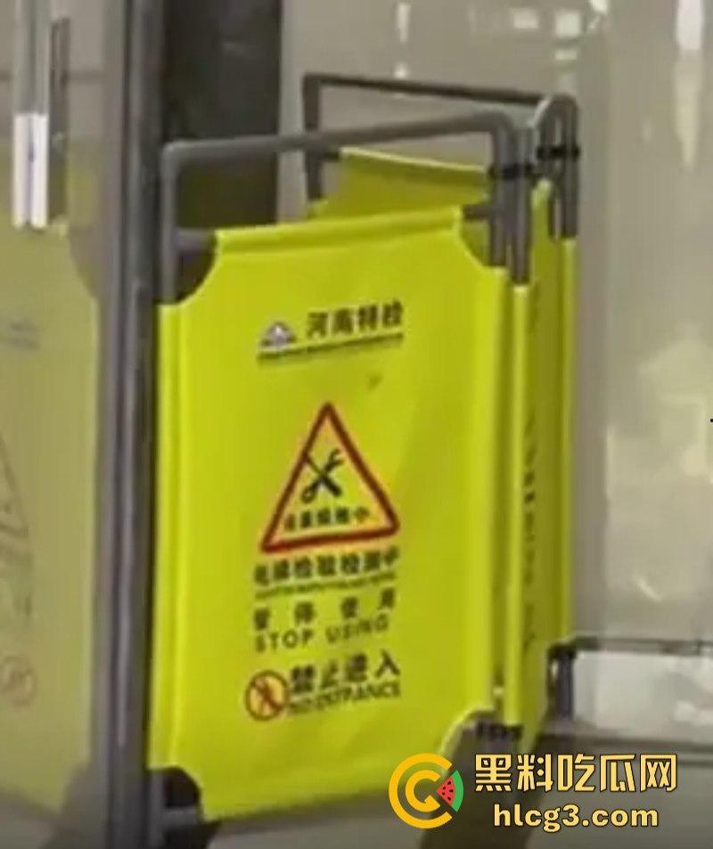 电梯刚交付一年!业主被困电梯扒门自救坠井身亡!