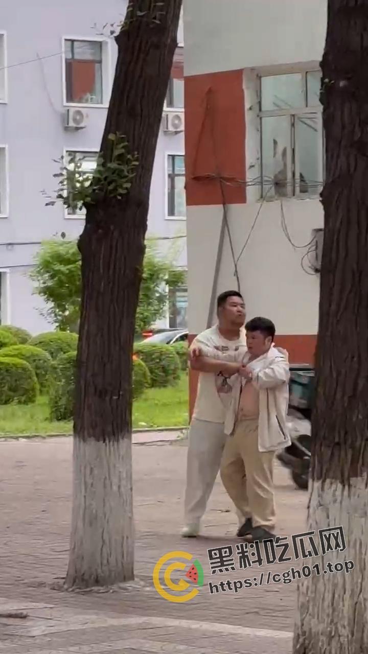 胖熊男孩捉奸现场!母熊胖0发泼打滚要出轨男友给说法 屁眼怪都这么搞笑吗-3