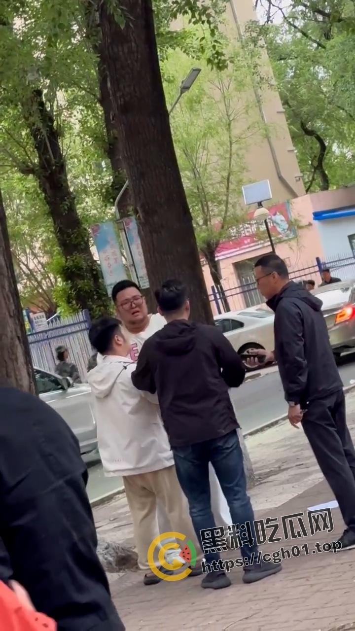 胖熊男孩捉奸现场!母熊胖0发泼打滚要出轨男友给说法 屁眼怪都这么搞笑吗-5