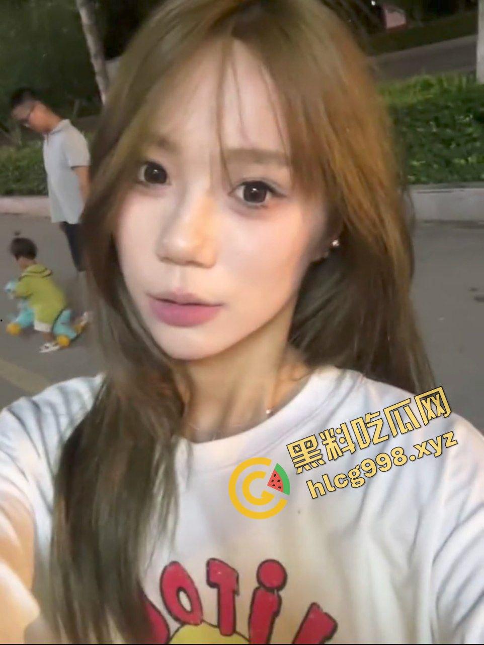 抖音情感博主14万粉女网红『妳可』与男友激情舌吻 对镜后入 全网独家流出!-2