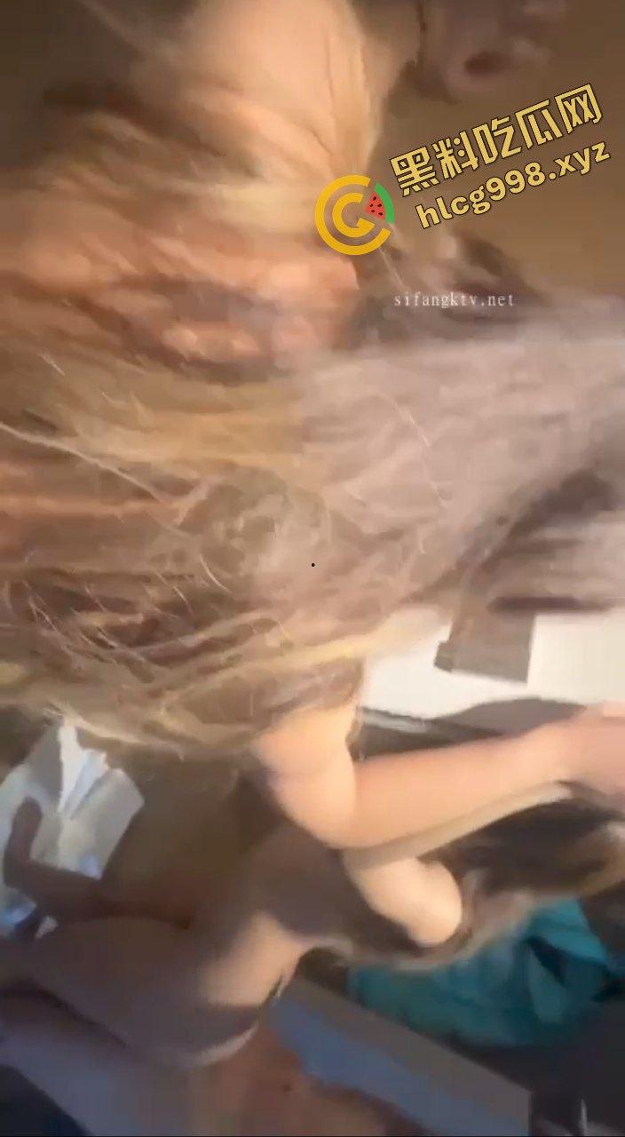 抖音情感博主14万粉女网红『妳可』与男友激情舌吻 对镜后入 全网独家流出!-8